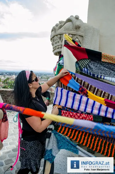 Graz-Schal Portal der Stadt Graz Sozialstadtraetin Martina Schroeck Grazer Seniorin symbolisch Die Laufmaschen SeniorInnenbueros haekeln 19