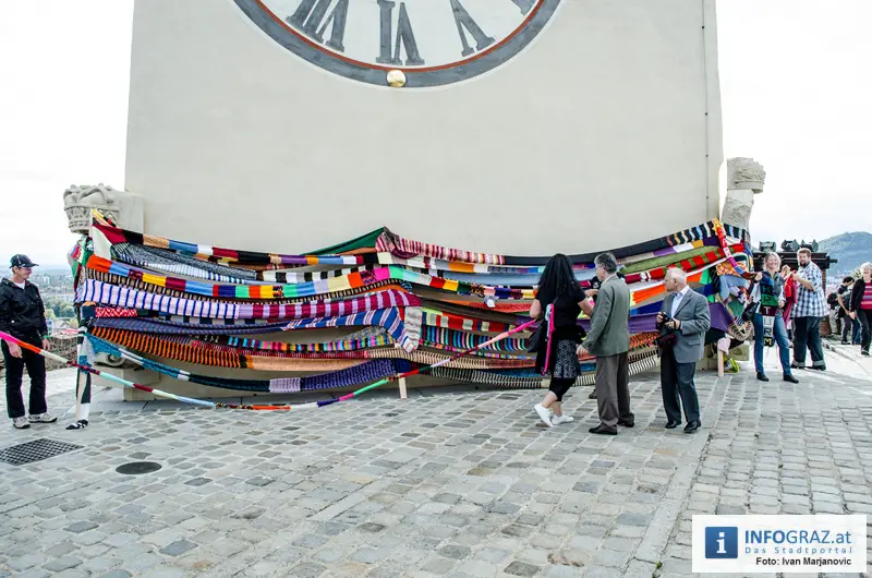 Graz-Schal Portal der Stadt Graz Sozialstadtraetin Martina Schroeck Grazer Seniorin symbolisch Die Laufmaschen SeniorInnenbueros haekeln 21