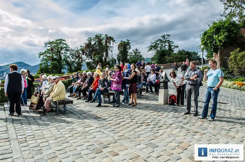 Graz-Schal Portal der Stadt Graz Sozialstadtraetin Martina Schroeck Grazer Seniorin symbolisch Die Laufmaschen SeniorInnenbueros haekeln 22