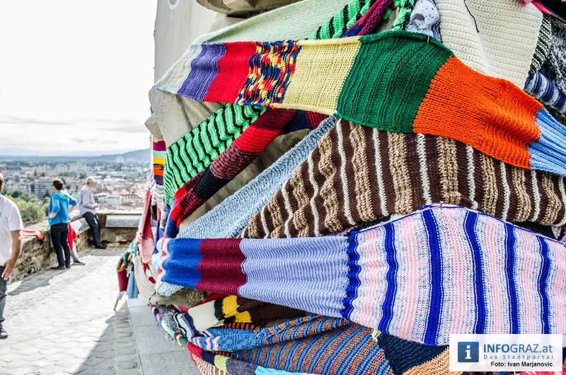 Graz-Schal Portal der Stadt Graz Sozialstadtraetin Martina Schroeck Grazer Seniorin symbolisch Die Laufmaschen SeniorInnenbueros haekeln 23