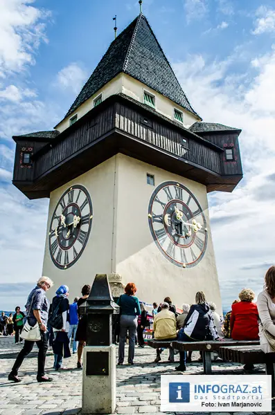 Graz-Schal Portal der Stadt Graz Sozialstadtraetin Martina Schroeck Grazer Seniorin symbolisch Die Laufmaschen SeniorInnenbueros haekeln 24