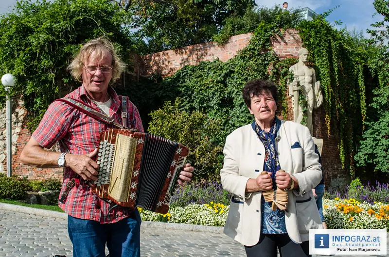 Graz-Schal Portal der Stadt Graz Sozialstadtraetin Martina Schroeck Grazer Seniorin symbolisch Die Laufmaschen SeniorInnenbueros haekeln 25
