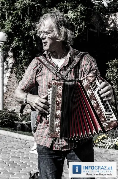 Graz-Schal Portal der Stadt Graz Sozialstadtraetin Martina Schroeck Grazer Seniorin symbolisch Die Laufmaschen SeniorInnenbueros haekeln 26