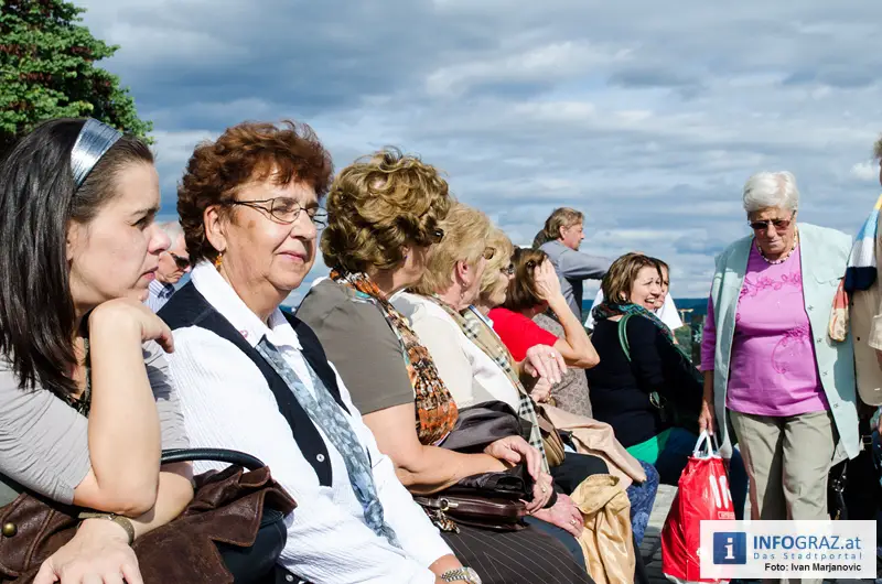 Graz-Schal Portal der Stadt Graz Sozialstadtraetin Martina Schroeck Grazer Seniorin symbolisch Die Laufmaschen SeniorInnenbueros haekeln 27