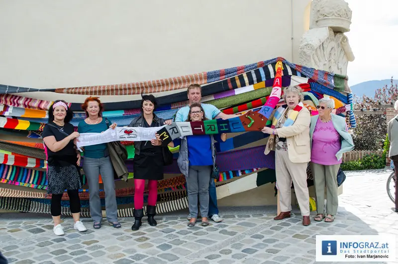 Graz-Schal Portal der Stadt Graz Sozialstadtraetin Martina Schroeck Grazer Seniorin symbolisch Die Laufmaschen SeniorInnenbueros haekeln 28