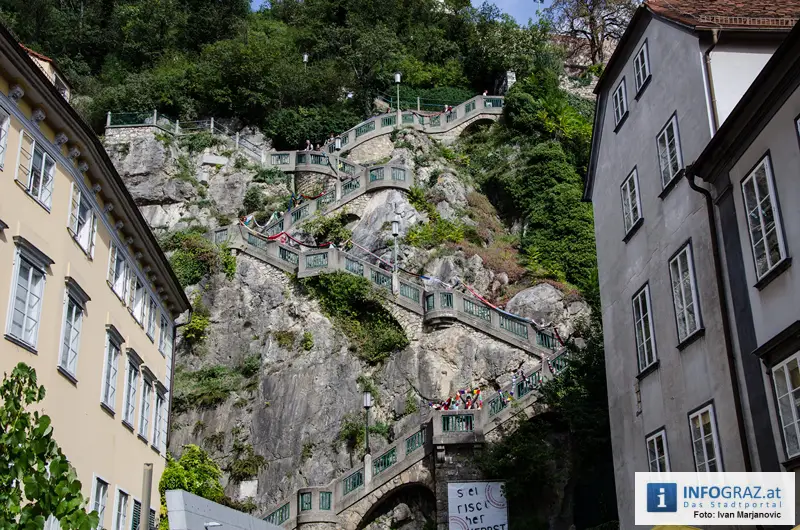 Graz-Schal Portal der Stadt Graz Sozialstadtraetin Martina Schroeck Grazer Seniorin symbolisch Die Laufmaschen SeniorInnenbueros haekeln 29