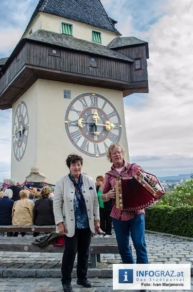 Graz-Schal Portal der Stadt Graz Sozialstadtraetin Martina Schroeck Grazer Seniorin symbolisch Die Laufmaschen SeniorInnenbueros haekeln 32