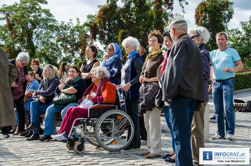 Graz-Schal Portal der Stadt Graz Sozialstadtraetin Martina Schroeck Grazer Seniorin symbolisch Die Laufmaschen SeniorInnenbueros haekeln 33