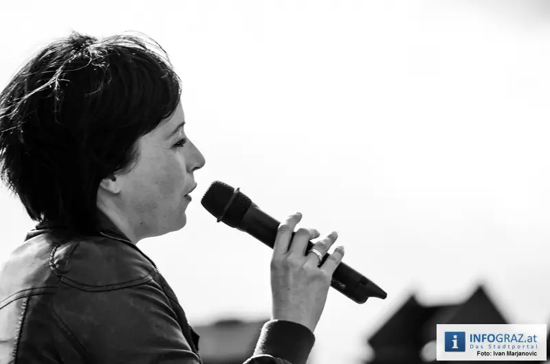 Graz-Schal Portal der Stadt Graz Sozialstadtraetin Martina Schroeck Grazer Seniorin symbolisch Die Laufmaschen SeniorInnenbueros haekeln 34