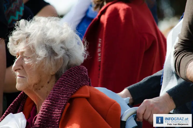 Graz-Schal Portal der Stadt Graz Sozialstadtraetin Martina Schroeck Grazer Seniorin symbolisch Die Laufmaschen SeniorInnenbueros haekeln 36