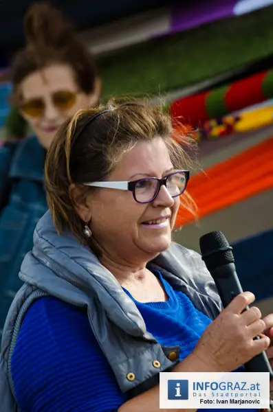 Graz-Schal Portal der Stadt Graz Sozialstadtraetin Martina Schroeck Grazer Seniorin symbolisch Die Laufmaschen SeniorInnenbueros haekeln 37