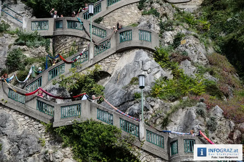 Graz-Schal Portal der Stadt Graz Sozialstadtraetin Martina Schroeck Grazer Seniorin symbolisch Die Laufmaschen SeniorInnenbueros haekeln 42