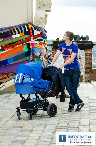 Graz-Schal Portal der Stadt Graz Sozialstadtraetin Martina Schroeck Grazer Seniorin symbolisch Die Laufmaschen SeniorInnenbueros haekeln 47