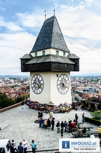 Graz-Schal Portal der Stadt Graz Sozialstadtraetin Martina Schroeck Grazer Seniorin symbolisch Die Laufmaschen SeniorInnenbueros haekeln 48