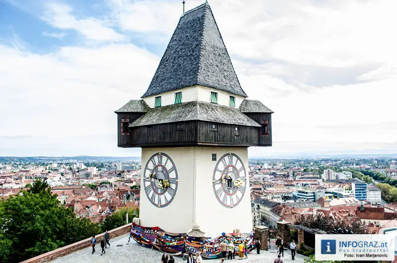 Graz-Schal Portal der Stadt Graz Sozialstadtraetin Martina Schroeck Grazer Seniorin symbolisch Die Laufmaschen SeniorInnenbueros haekeln 49