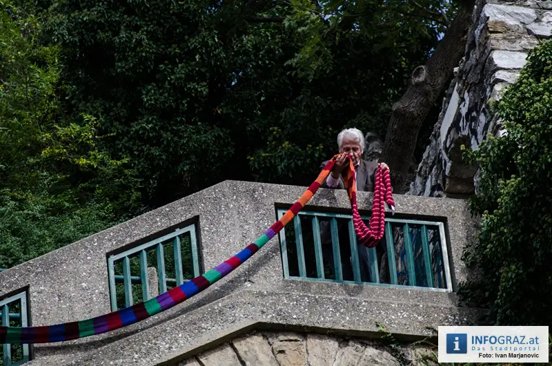 Graz-Schal Portal der Stadt Graz Sozialstadtraetin Martina Schroeck Grazer Seniorin symbolisch Die Laufmaschen SeniorInnenbueros haekeln 51