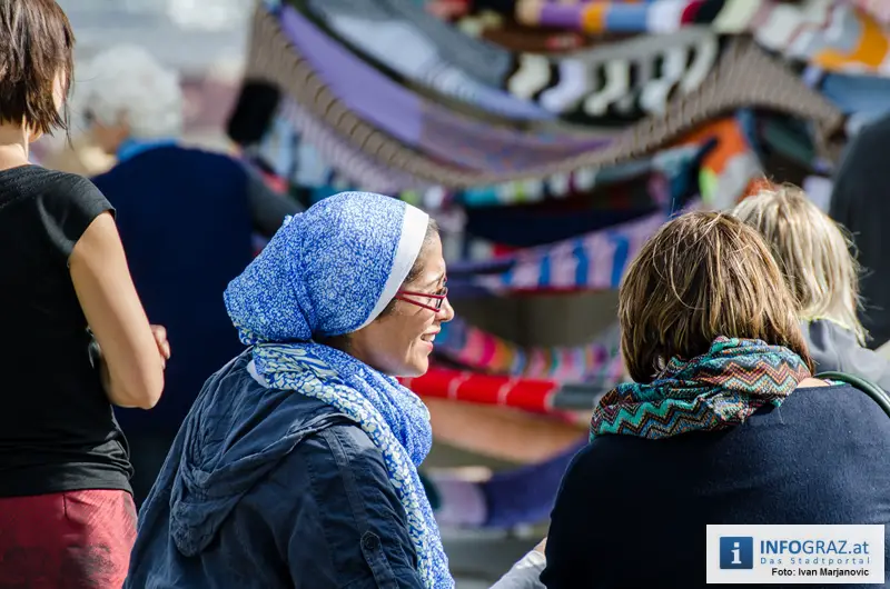 Graz-Schal Portal der Stadt Graz Sozialstadtraetin Martina Schroeck Grazer Seniorin symbolisch Die Laufmaschen SeniorInnenbueros haekeln 52