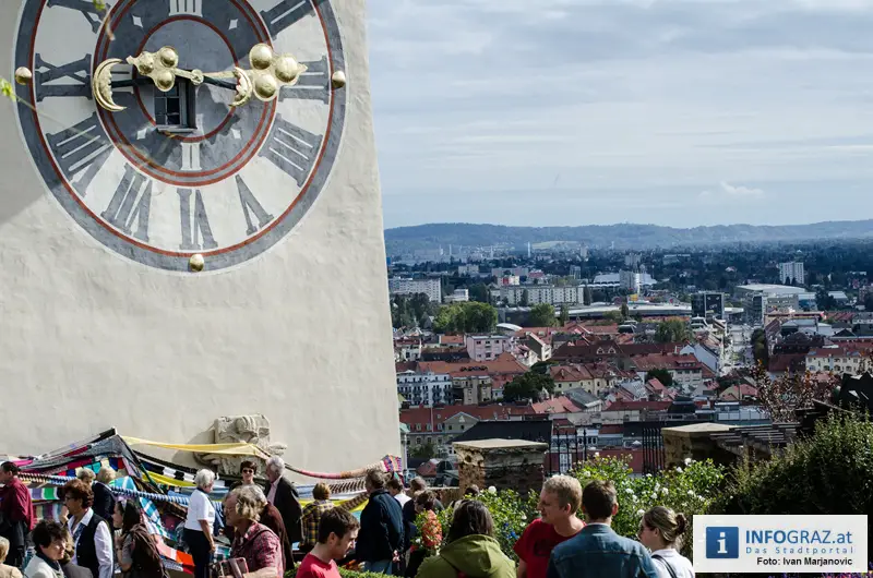 Graz-Schal Portal der Stadt Graz Sozialstadtraetin Martina Schroeck Grazer Seniorin symbolisch Die Laufmaschen SeniorInnenbueros haekeln 53