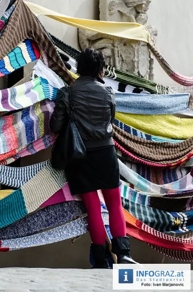 Graz-Schal Portal der Stadt Graz Sozialstadtraetin Martina Schroeck Grazer Seniorin symbolisch Die Laufmaschen SeniorInnenbueros haekeln 54