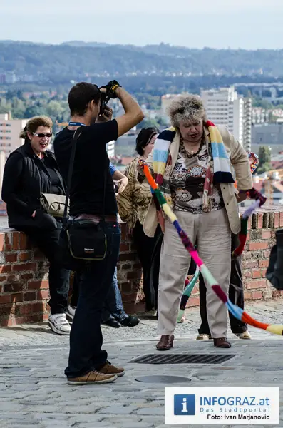Graz-Schal Portal der Stadt Graz Sozialstadtraetin Martina Schroeck Grazer Seniorin symbolisch Die Laufmaschen SeniorInnenbueros haekeln 55