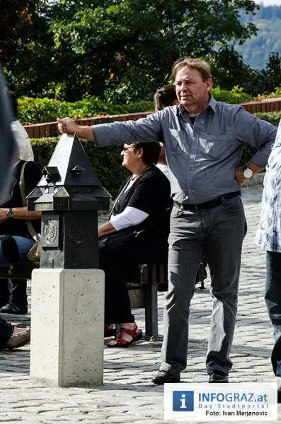 Graz-Schal Portal der Stadt Graz Sozialstadtraetin Martina Schroeck Grazer Seniorin symbolisch Die Laufmaschen SeniorInnenbueros haekeln 58