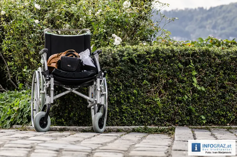 Graz-Schal Portal der Stadt Graz Sozialstadtraetin Martina Schroeck Grazer Seniorin symbolisch Die Laufmaschen SeniorInnenbueros haekeln 59