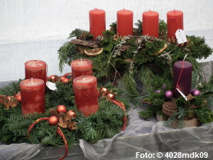 Gestecke,Kränze zum Advent,christbaumbehang,adventkerze,rote ribisel,weihnachtsbäckereien,gefüllte lebkuchen,keksteller,süßer duft,lebzelten,orangenstangerl,besondere speisen