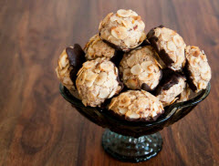 Nussbusserl,nuss,nüsse,studentenfutter,magertopfen,vanillezucker,ribiselmarmelade,ausrollen,herz-kreislauf-system,zartbitter,herz kreislauf system,knabberei,handrührer,gerieben