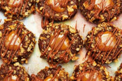 Nusskekse,nuss,nüsse,herzinfakt,gesunde,lebkuchengewürz,nussbusserl,knethaken,walnüsse kalorien,weicher kern,verpönt,weihnachtsteller,walnüsse gesund,kreislaufschwäche