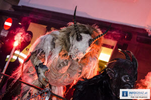 Krampuslauf,Perchtenlauf,2.12.2012,Amtshaus,Stubenberggasse,Herrengasse,Hauptplatz,Murgasse,Mariahilferplatz,verwandeln,Grazer Innenstadt,Hexenkessel,Besucherin
