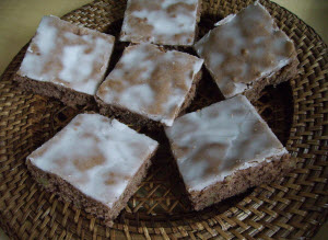 Gewürzschnitten,feinkristallzucker,spritzen,gelee,kuchengitter,füllung,lebkuchengewürz,cremig,kochschokolade,backpulver,kuvertüre,zitronat,zuckerglasur,rühren,böden,glasur