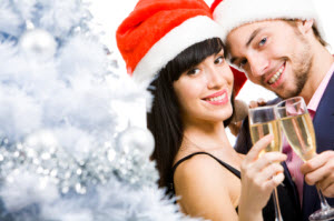 Sekt,Champagner,verliebtes Paar.gemeinschaft,gemeinsam dinge erledigen,schmücken,speisefolge für weihnachten,vorbereiten,weihnachtsüberraschung
