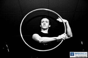 SUPERTALENT ALBERT TRÖBINGER,sonntagsbrunch,kulturwerkstatt,10.3.2013,akrobatische kontaktjonglage,reich der illusion,artistik,tanz,pantomime,kulinarik vom feinsten.,für alle sinne, eddie luis & die gnadenlosen