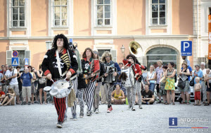 graz,la strada,27.7.2013,bühne,sommer,stadt,grazer,grazerin,reise in die eigene stadt,zonen,wahrnehmen,plätze,erobert,fahrradständer,fensterläden,container,verkehrstafeln,karmeliterplatz