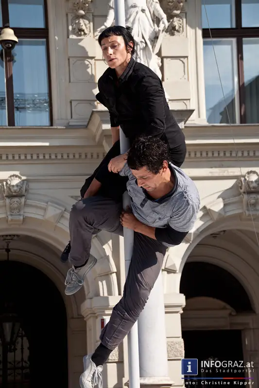 atempo circ la strada graz 28 Juli 2013 grosser zirkus spanisch spektakulaere akrobatik grazer hauptplatz 04