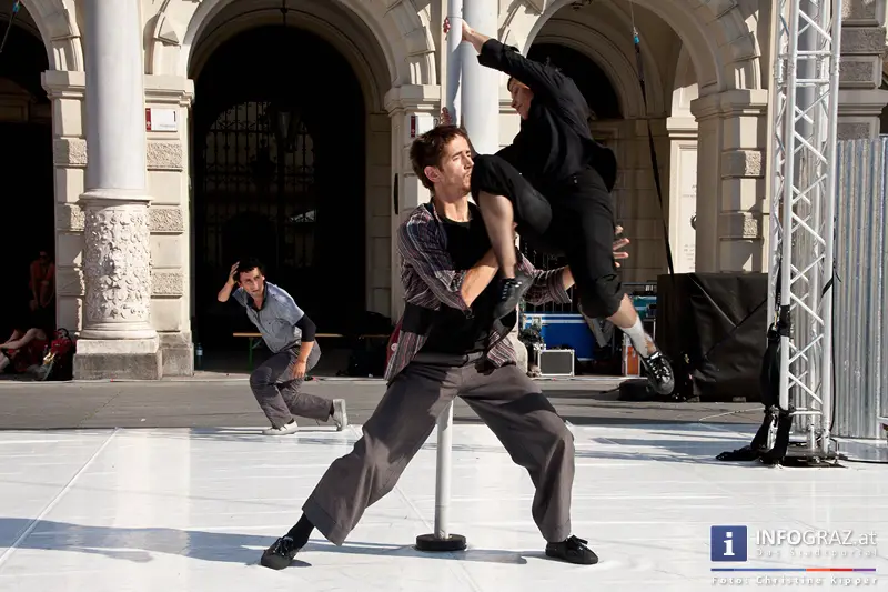 atempo circ la strada graz 28 Juli 2013 grosser zirkus spanisch spektakulaere akrobatik grazer hauptplatz 06