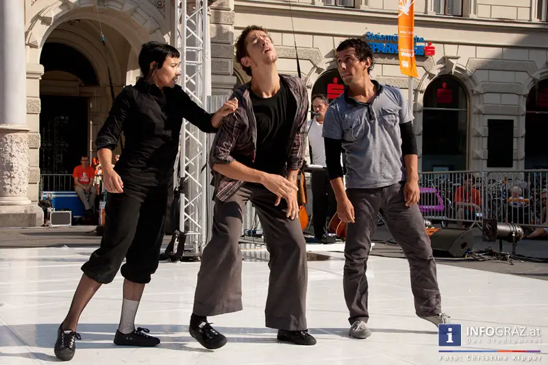 atempo circ la strada graz 28 Juli 2013 grosser zirkus spanisch spektakulaere akrobatik grazer hauptplatz 08