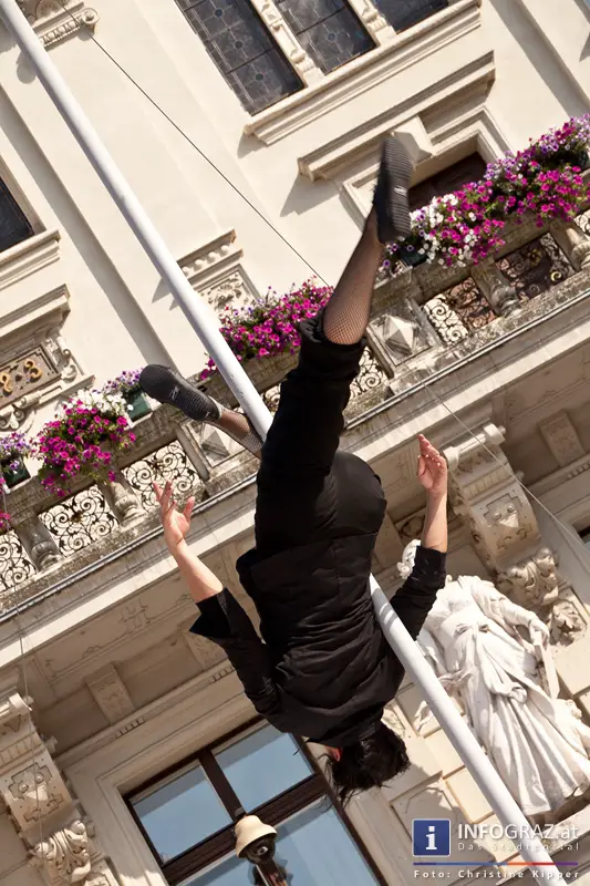 atempo circ la strada graz 28 Juli 2013 grosser zirkus spanisch spektakulaere akrobatik grazer hauptplatz 09