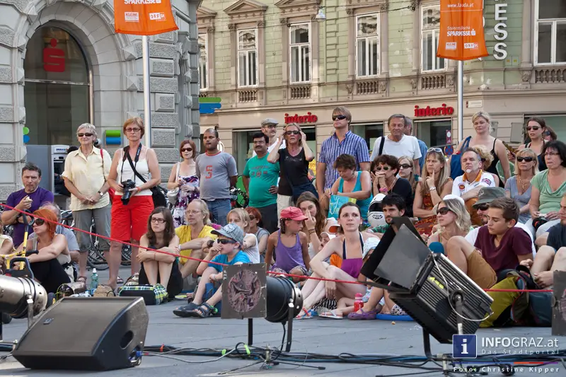 atempo circ la strada graz 28 Juli 2013 grosser zirkus spanisch spektakulaere akrobatik grazer hauptplatz 13