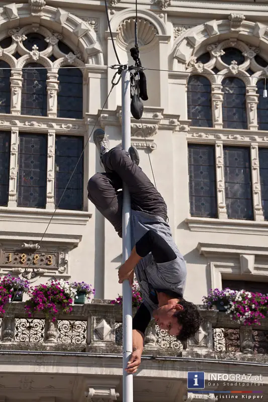 atempo circ la strada graz 28 Juli 2013 grosser zirkus spanisch spektakulaere akrobatik grazer hauptplatz 16