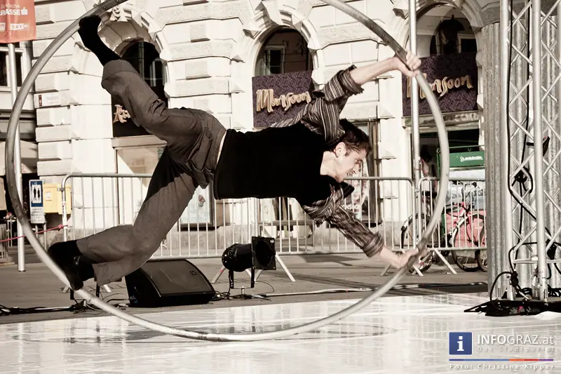 atempo circ la strada graz 28 Juli 2013 grosser zirkus spanisch spektakulaere akrobatik grazer hauptplatz 33