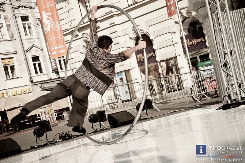 atempo circ la strada graz 28 Juli 2013 grosser zirkus spanisch spektakulaere akrobatik grazer hauptplatz 35