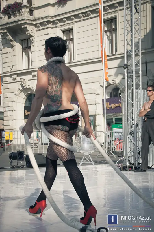 atempo circ la strada graz 28 Juli 2013 grosser zirkus spanisch spektakulaere akrobatik grazer hauptplatz 43