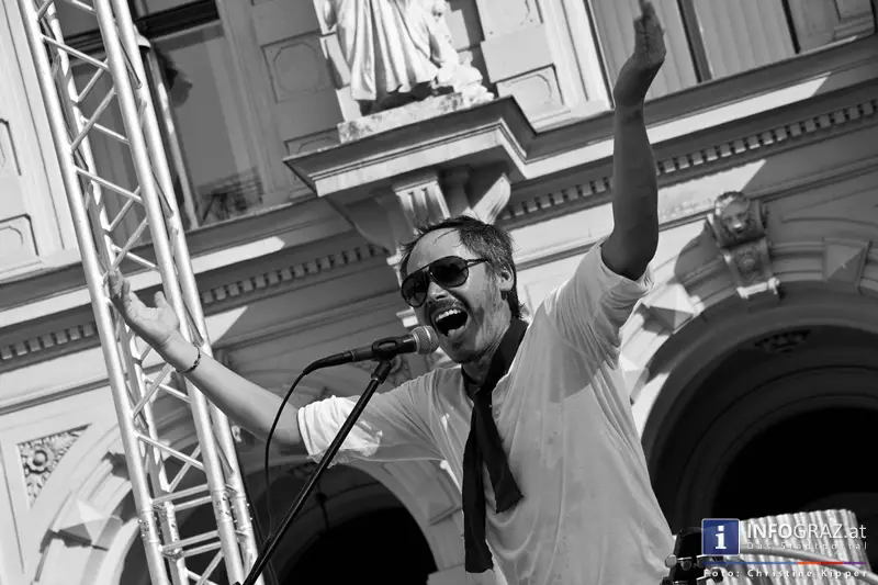 atempo circ la strada graz 28 Juli 2013 grosser zirkus spanisch spektakulaere akrobatik grazer hauptplatz 52