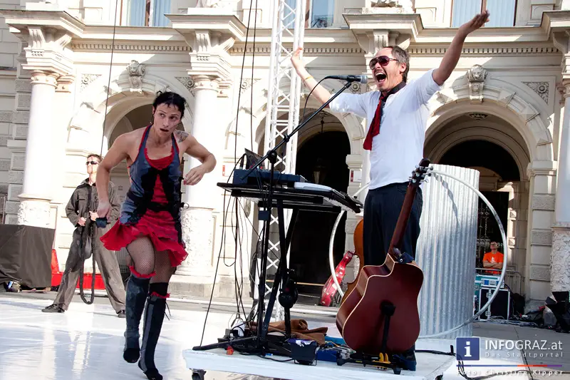 atempo circ la strada graz 28 Juli 2013 grosser zirkus spanisch spektakulaere akrobatik grazer hauptplatz 53