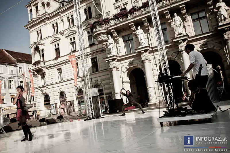 atempo circ la strada graz 28 Juli 2013 grosser zirkus spanisch spektakulaere akrobatik grazer hauptplatz 54