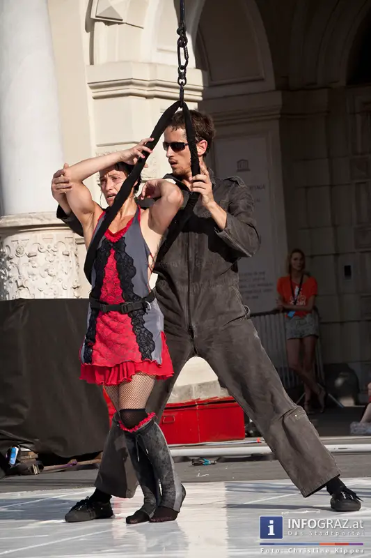 atempo circ la strada graz 28 Juli 2013 grosser zirkus spanisch spektakulaere akrobatik grazer hauptplatz 55