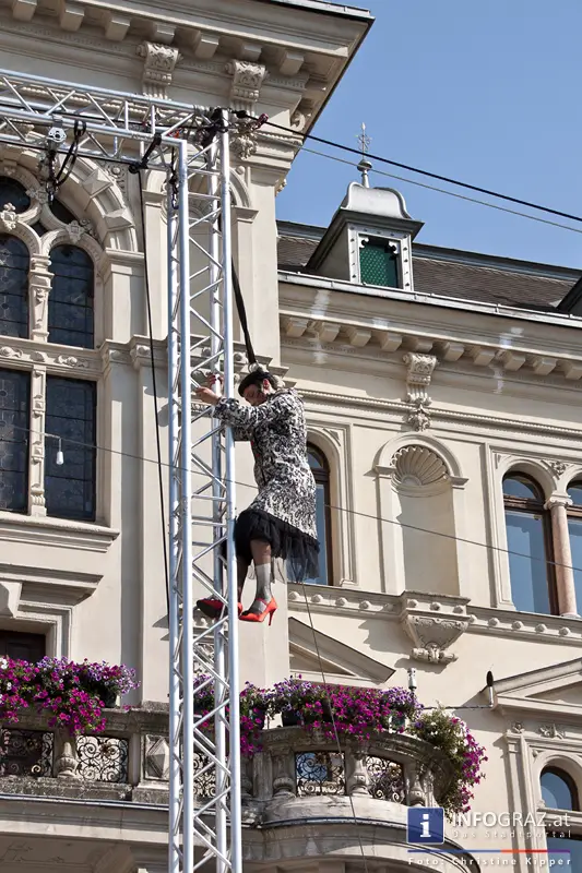 atempo circ la strada graz 28 Juli 2013 grosser zirkus spanisch spektakulaere akrobatik grazer hauptplatz 56