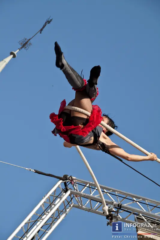 atempo circ la strada graz 28 Juli 2013 grosser zirkus spanisch spektakulaere akrobatik grazer hauptplatz 59