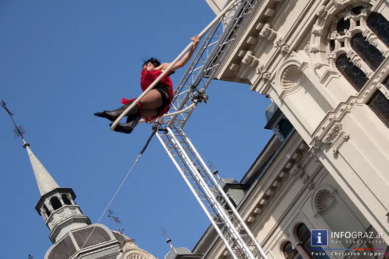 atempo circ la strada graz 28 Juli 2013 grosser zirkus spanisch spektakulaere akrobatik grazer hauptplatz 61